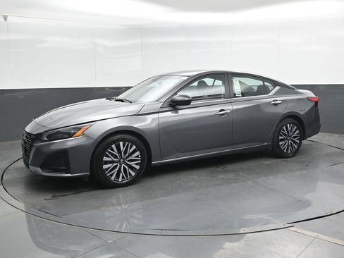Used 2025 Nissan Altima 2.5 SV FWD image 7