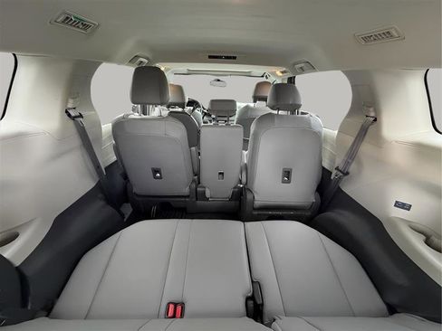 Used 2021 Toyota Sienna XLE FWD image 19