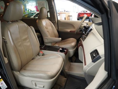 Used 2014 Toyota Sienna XLE w/ Entertainment Package image 32