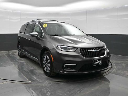 Used 2021 Chrysler Pacifica Limited w/ Uconnect Theater Family Group image 2