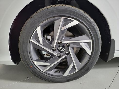 New 2025 Hyundai Elantra Limited image 31