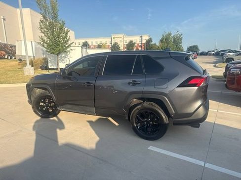Used 2022 Toyota RAV4 LE FWD image 5