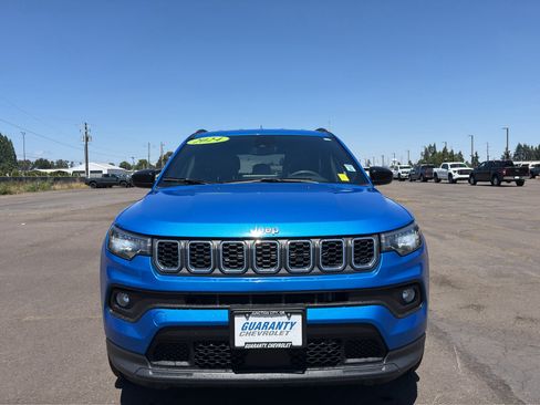 Used 2024 Jeep Compass Latitude AWD/4WD image 2
