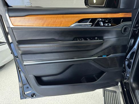 Used 2022 Jeep Grand Wagoneer Series III AWD/4WD image 36