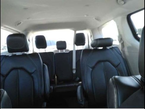 Used 2023 Chrysler Pacifica Touring-L FWD image 11