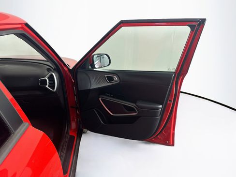 Used 2025 Kia Soul LX w/ LX Technology Package FWD image 31