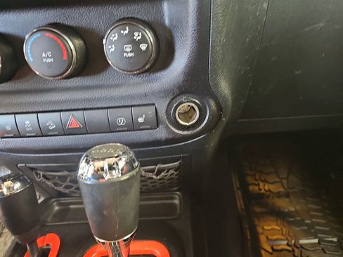 Used 2015 Jeep Wrangler Unlimited Rubicon w/ Connectivity Group AWD/4WD image 20