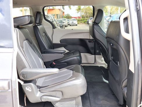 Used 2023 Chrysler Pacifica Touring-L image 39