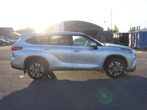 Used 2021 Toyota Highlander XLE image 4