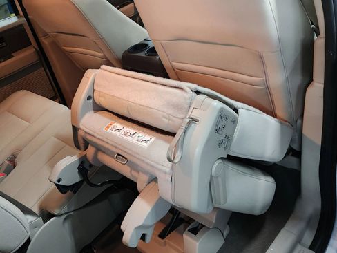 Used 2014 Ford Expedition XLT image 22