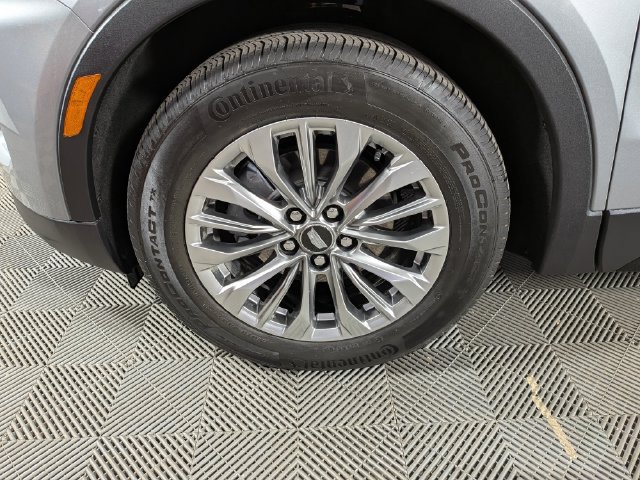 Used 2024 Cadillac XT4 Premium Luxury w/ Cold Weather Package AWD/4WD image 35