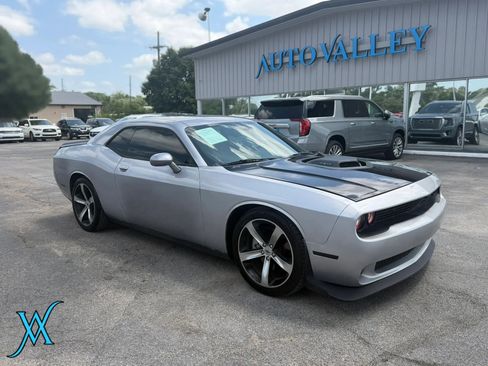 Used 2017 Dodge Challenger R/T RWD image 1