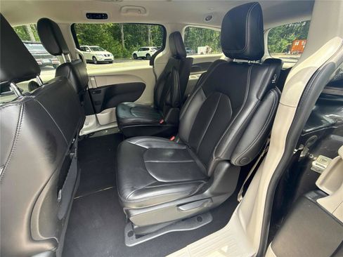 Used 2023 Chrysler Pacifica Touring-L FWD image 12