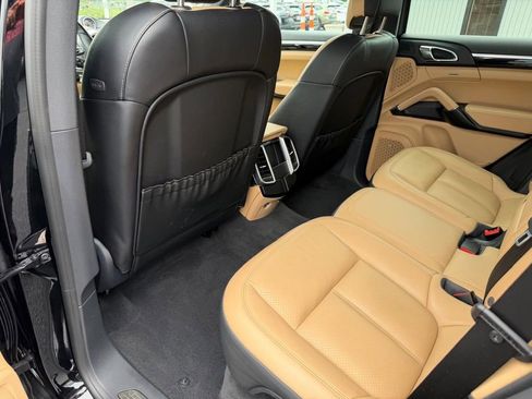 Used 2016 Porsche Cayenne w/ Premium Package AWD/4WD image 18