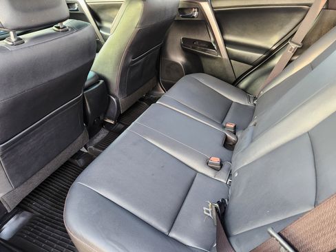 Used 2018 Toyota RAV4 SE image 37