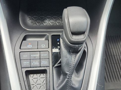 Used 2022 Toyota RAV4 LE AWD/4WD image 18