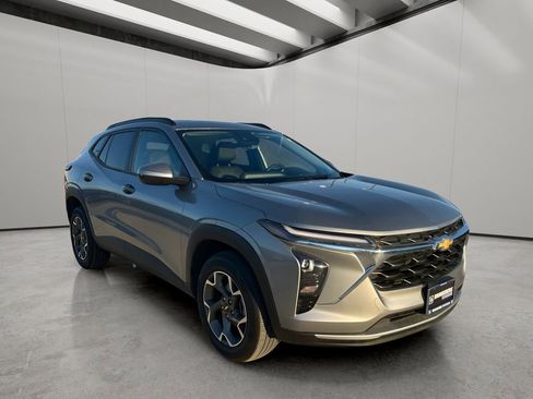 Used 2025 Chevrolet Trax LT w/ LT Convenience Package image 7