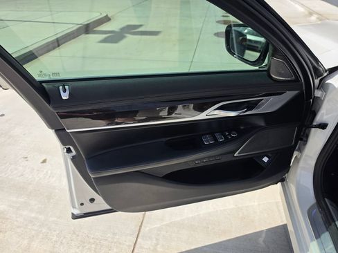 Used 2022 BMW 740i w/ Premium Package RWD image 9