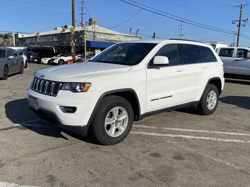 Used 2017 Jeep Grand Cherokee Laredo image 2
