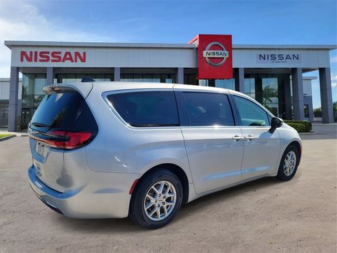 Used 2023 Chrysler Pacifica Touring-L image 5