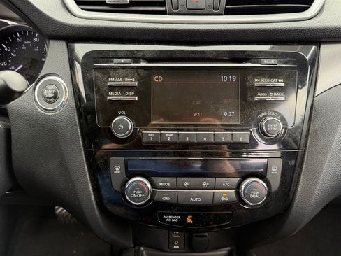 Used 2015 Nissan Rogue SV image 16