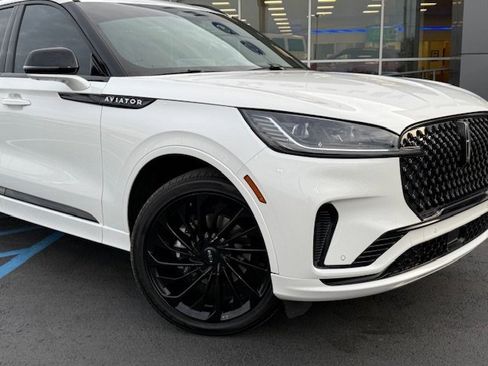 Used 2025 Lincoln Aviator Reserve w/ Equipment Group 201A image 3