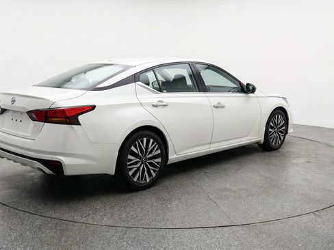 Used 2025 Nissan Altima 2.5 SV FWD image 9