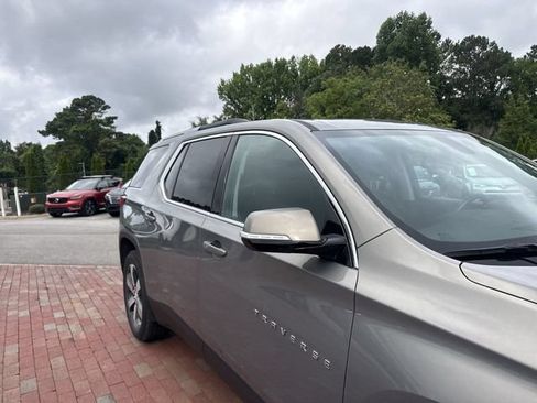 Used 2018 Chevrolet Traverse LT w/ LPO, Floor Liner Package FWD image 18
