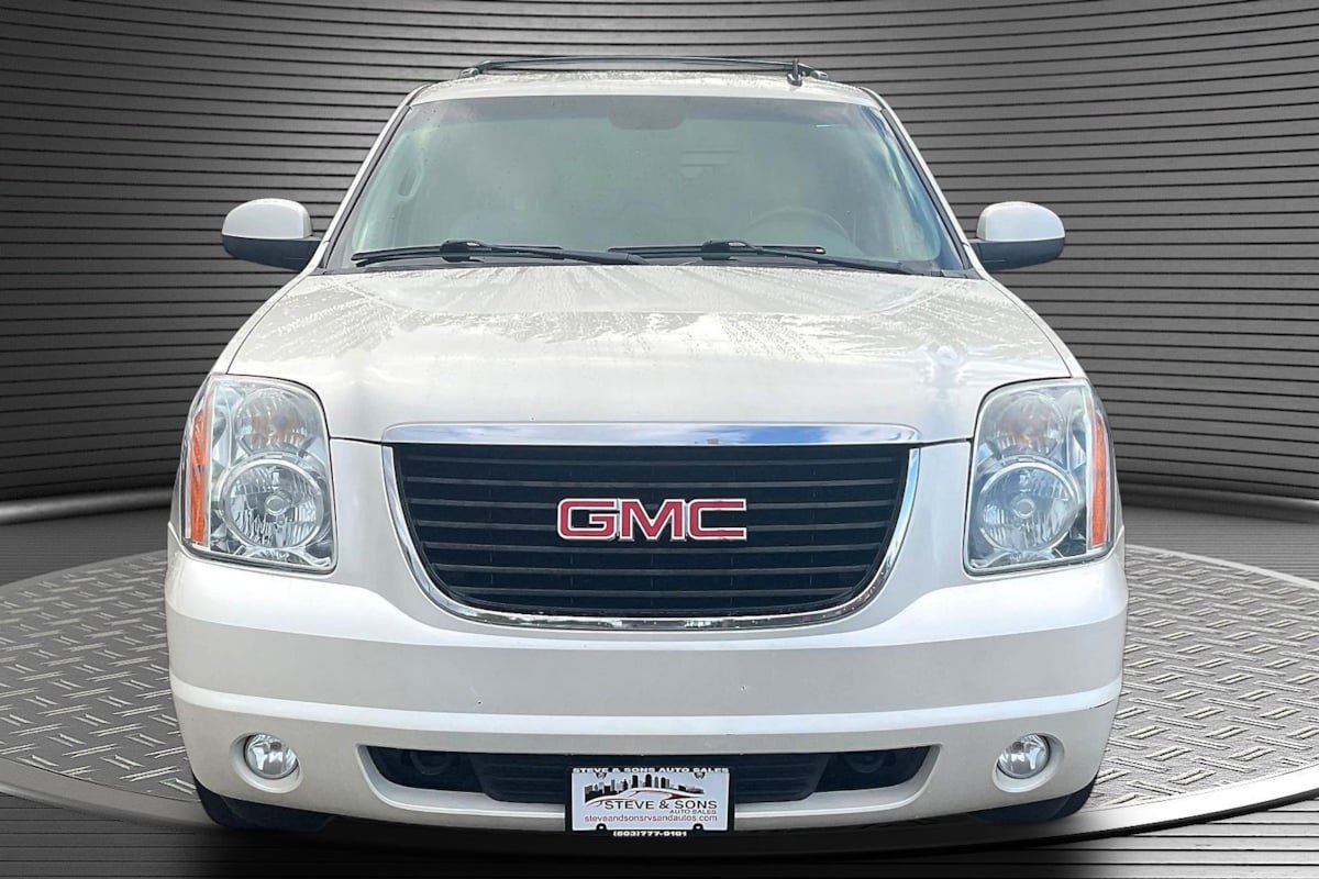 Used 2012 GMC Yukon SLT w/ SLT-2 Equipment Package AWD/4WD image 2
