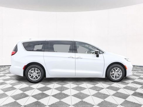 New 2026 Chrysler Pacifica Select image 9