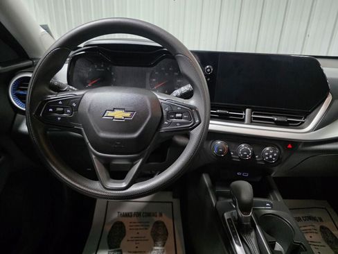 Used 2024 Chevrolet Trax LS w/ LS Convenience Package FWD image 8