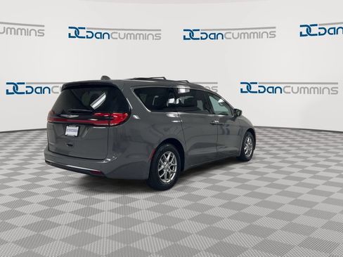 Used 2021 Chrysler Pacifica Touring w/ Uconnect Theater Family Group FWD image 8