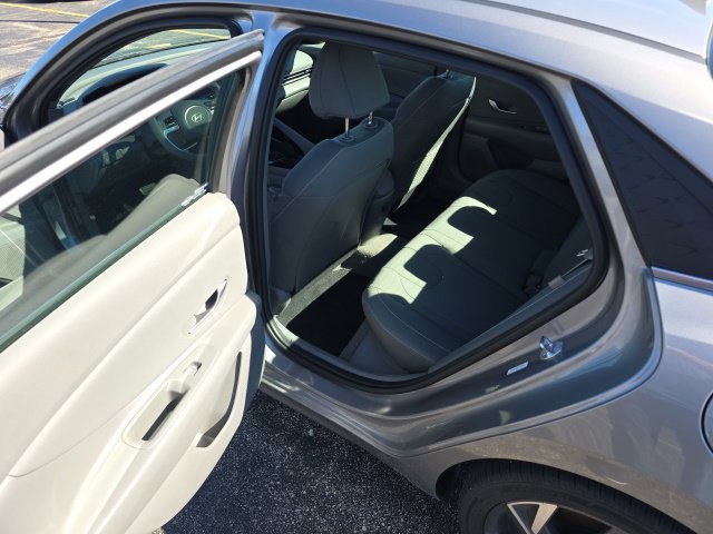 Certified 2025 Hyundai Elantra SEL w/ Cargo Package FWD image 7