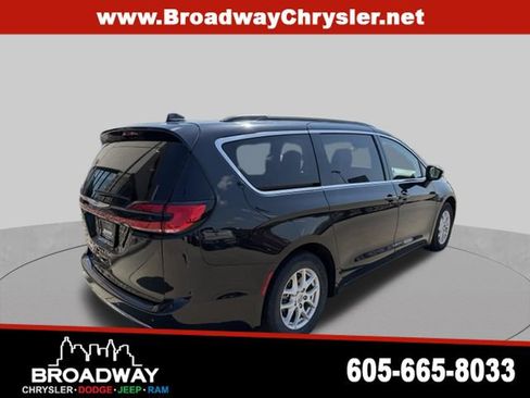 Used 2022 Chrysler Pacifica Touring-L FWD image 6