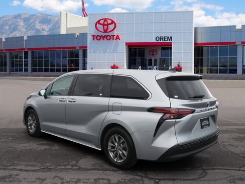 Used 2021 Toyota Sienna XLE image 4