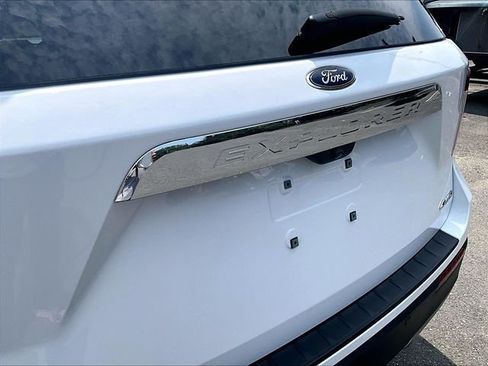 Used 2023 Ford Explorer XLT w/ Equipment Group 202A AWD/4WD image 8