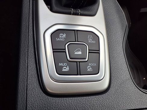 New 2026 Nissan Frontier SV w/ All-Weather Content Package AWD/4WD image 18