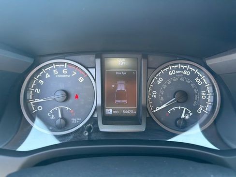 Used 2019 Toyota Tacoma TRD Off-Road AWD/4WD image 10