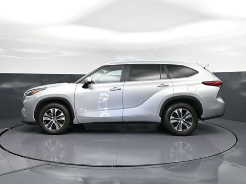 Used 2023 Toyota Highlander XLE image 4