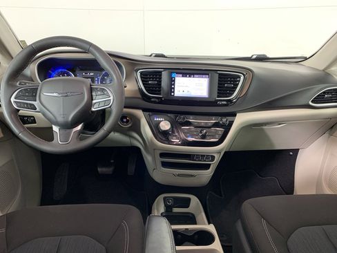 Used 2022 Chrysler Voyager LX image 32