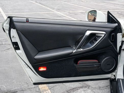 Used 2009 Nissan GT-R Premium image 9
