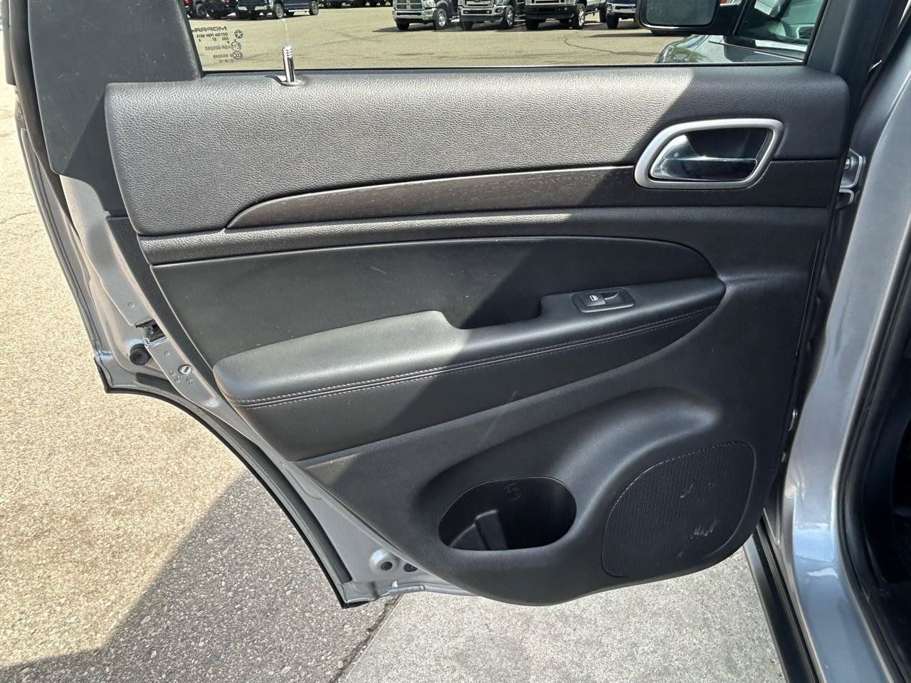 Used 2018 Jeep Grand Cherokee Laredo AWD/4WD image 13