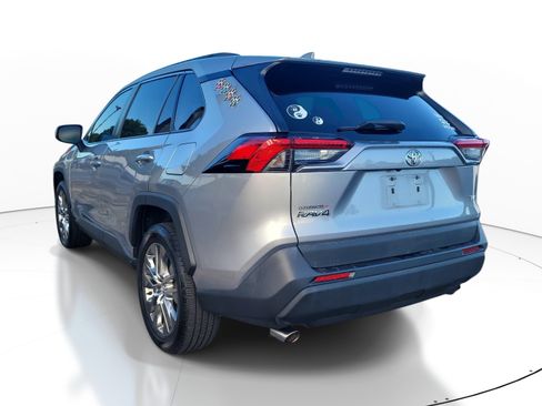 Used 2020 Toyota RAV4 XLE Premium FWD image 5