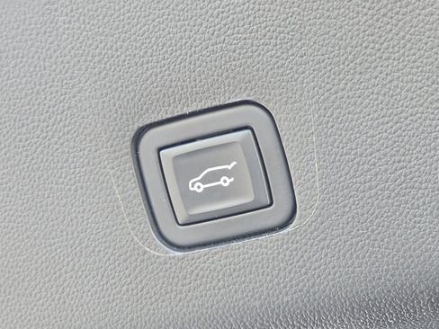 Used 2023 Chevrolet Traverse LT FWD image 17