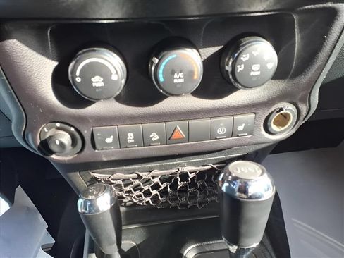 Used 2018 Jeep Wrangler Unlimited Rubicon w/ Connectivity Group AWD/4WD image 12