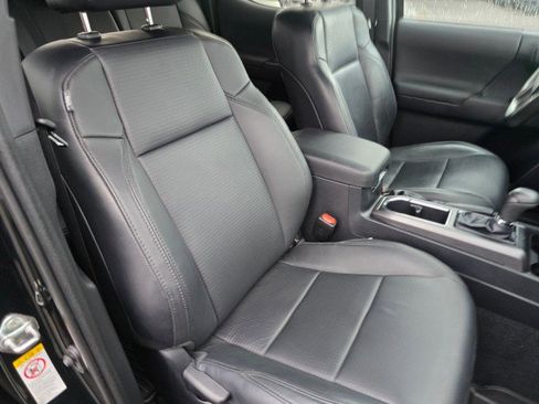 Used 2019 Toyota Tacoma TRD Sport AWD/4WD image 12