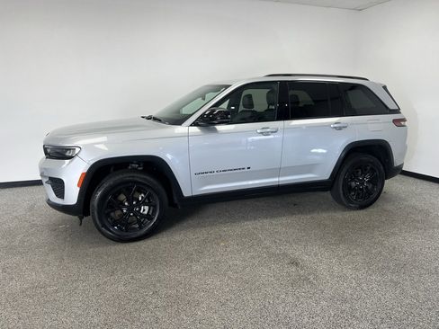 Used 2024 Jeep Grand Cherokee Altitude image 20