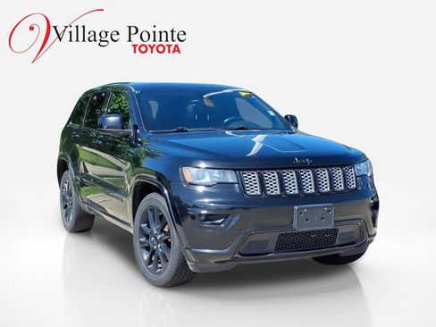 Used 2017 Jeep Grand Cherokee Altitude AWD/4WD image 3