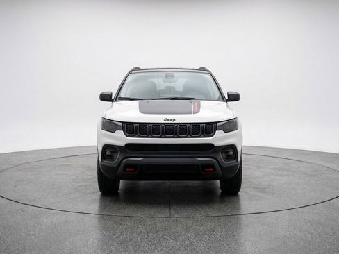 Used 2025 Jeep Compass Trailhawk AWD/4WD image 2