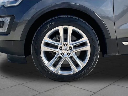 Used 2017 Ford Explorer XLT w/ Equipment Group 202A AWD/4WD image 10